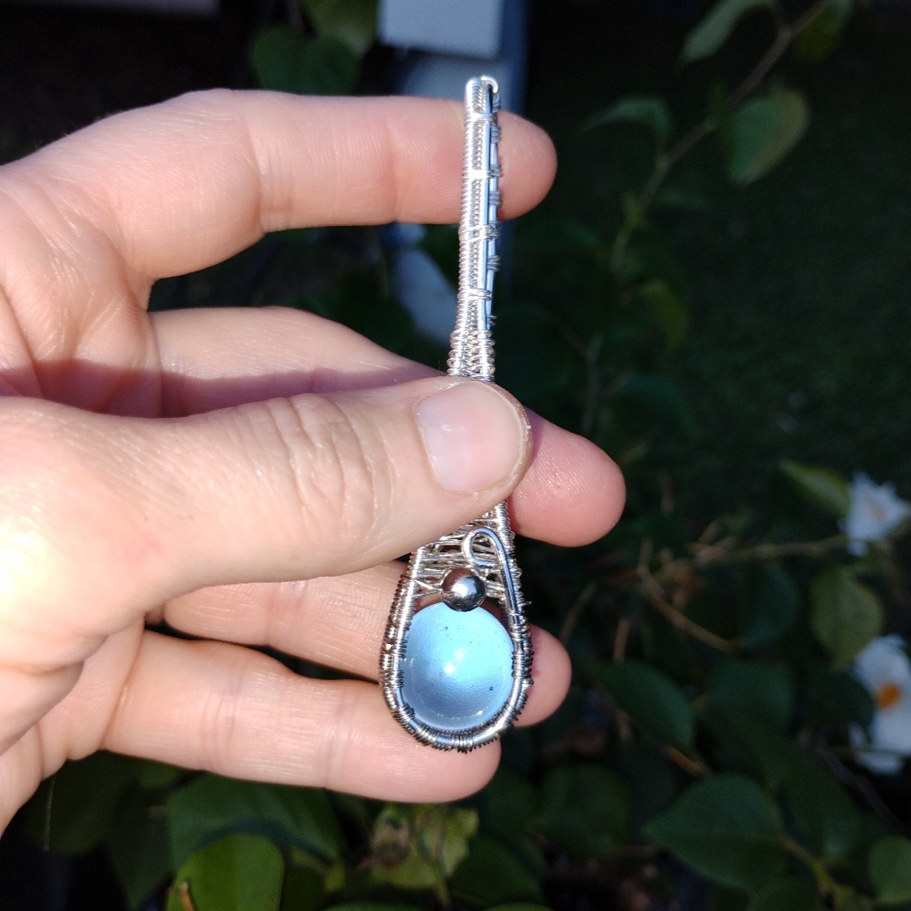 Elegant Silvertone Necklace with Blue 🔵